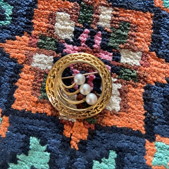 Lovely 14 kt Wreath Circle Pearl Yellow Gold Brooch Pin - Picture 4 of 7